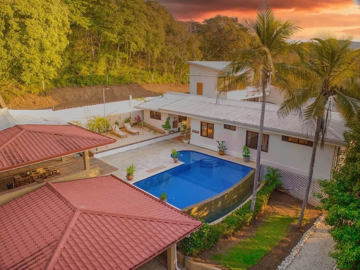 Walk to Beach - Hot Tub - Pool - Comfort & Space!